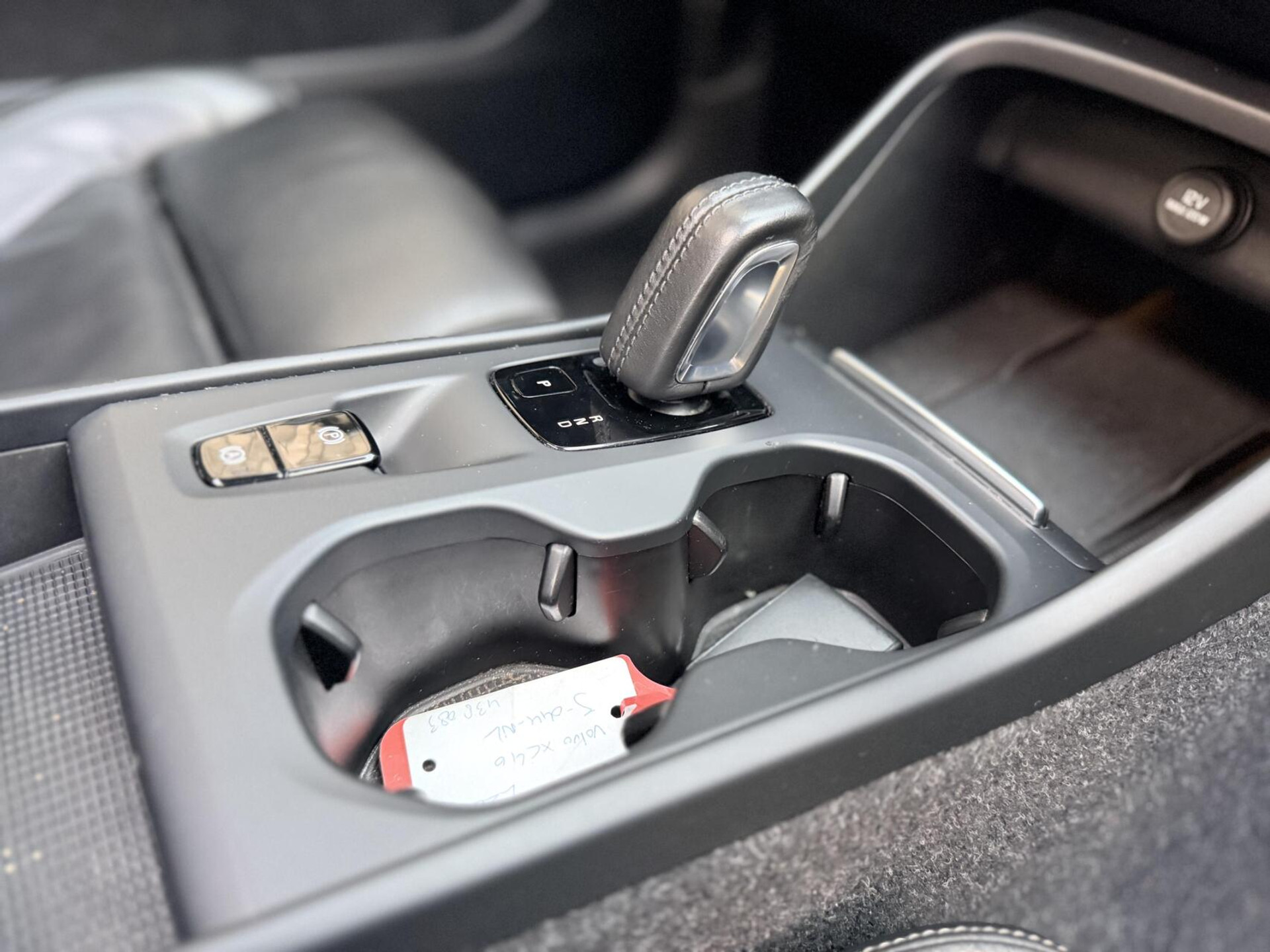 Volvo XC40 1.5 T4 Recharge R-Design Automaat | Panoramadak | LED verlichting | Sportstoelen leer | DAB | Apple CarPlay | 360 graden camera | Cruise control adaptief & Pilot Assist | harman/kardon Audio | Parkeersensoren voor en achter 48727679-60.jpg | Timcars.nl