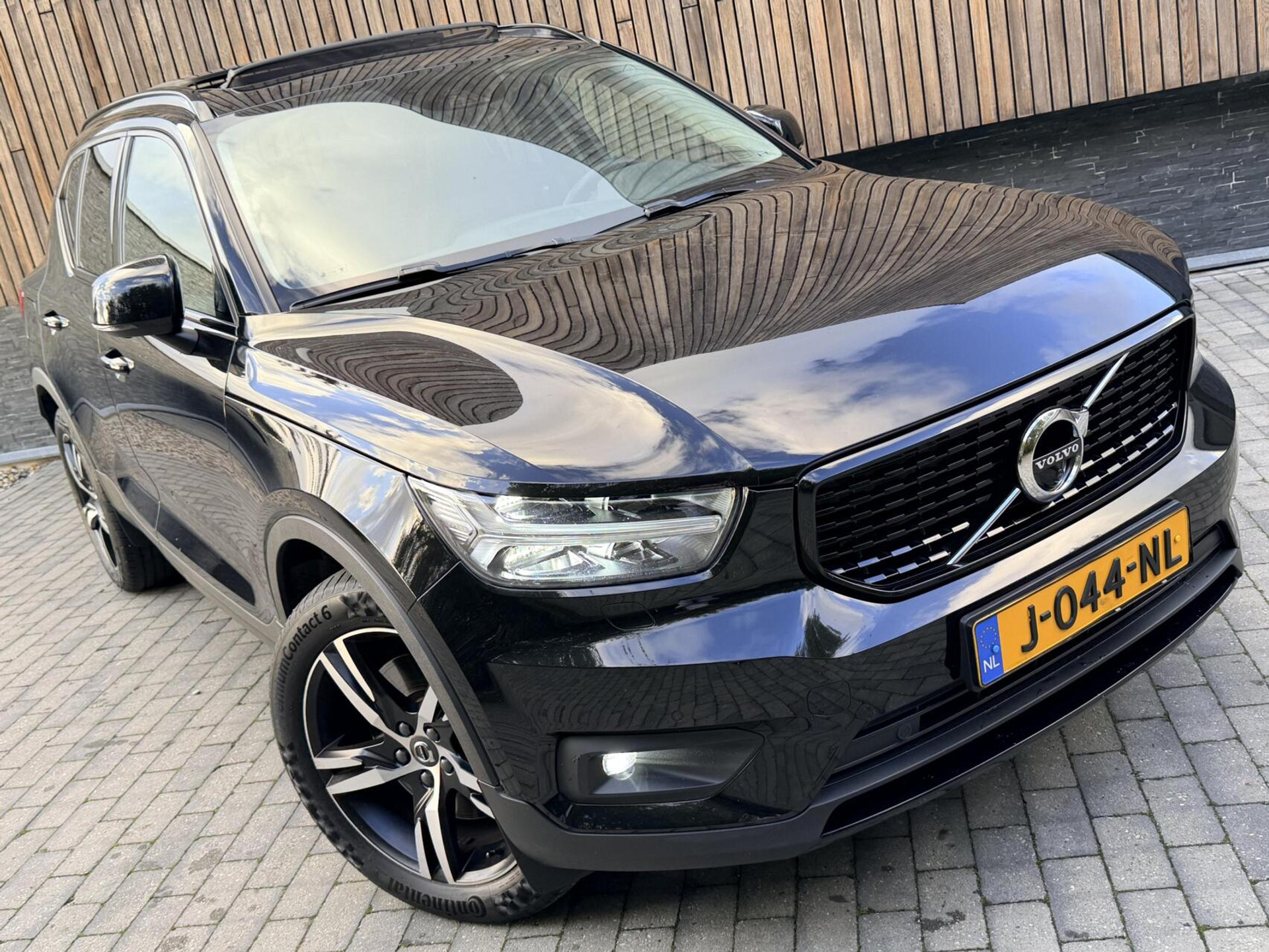Volvo XC40 1.5 T4 Recharge R-Design Automaat | Panoramadak | LED verlichting | Sportstoelen leer | DAB | Apple CarPlay | 360 graden camera | Cruise control adaptief & Pilot Assist | harman/kardon Audio | Parkeersensoren voor en achter 48727679-63.jpg | Timcars.nl