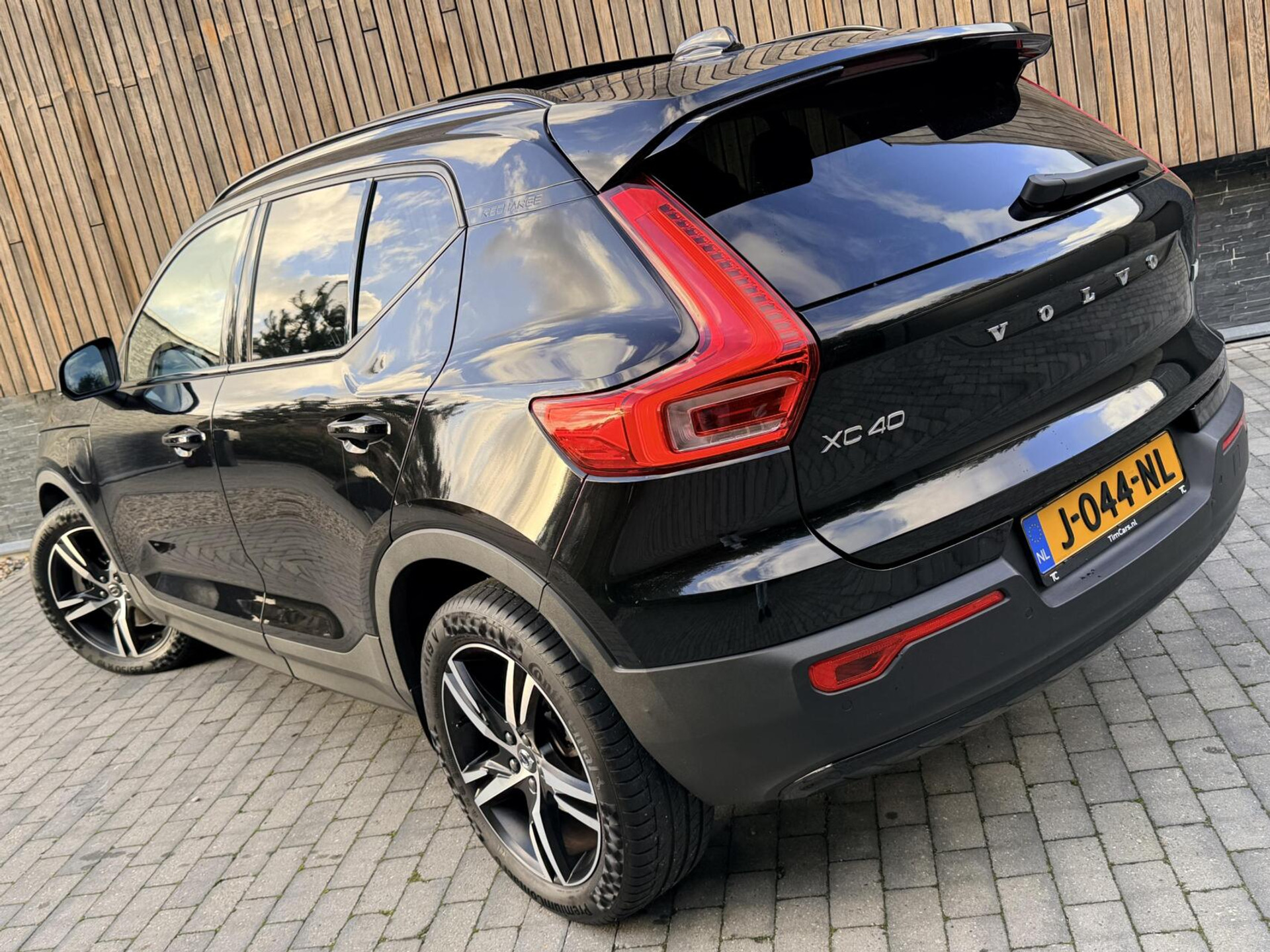 Volvo XC40 1.5 T4 Recharge R-Design Automaat | Panoramadak | LED verlichting | Sportstoelen leer | DAB | Apple CarPlay | 360 graden camera | Cruise control adaptief & Pilot Assist | harman/kardon Audio | Parkeersensoren voor en achter 48727679-64.jpg | Timcars.nl
