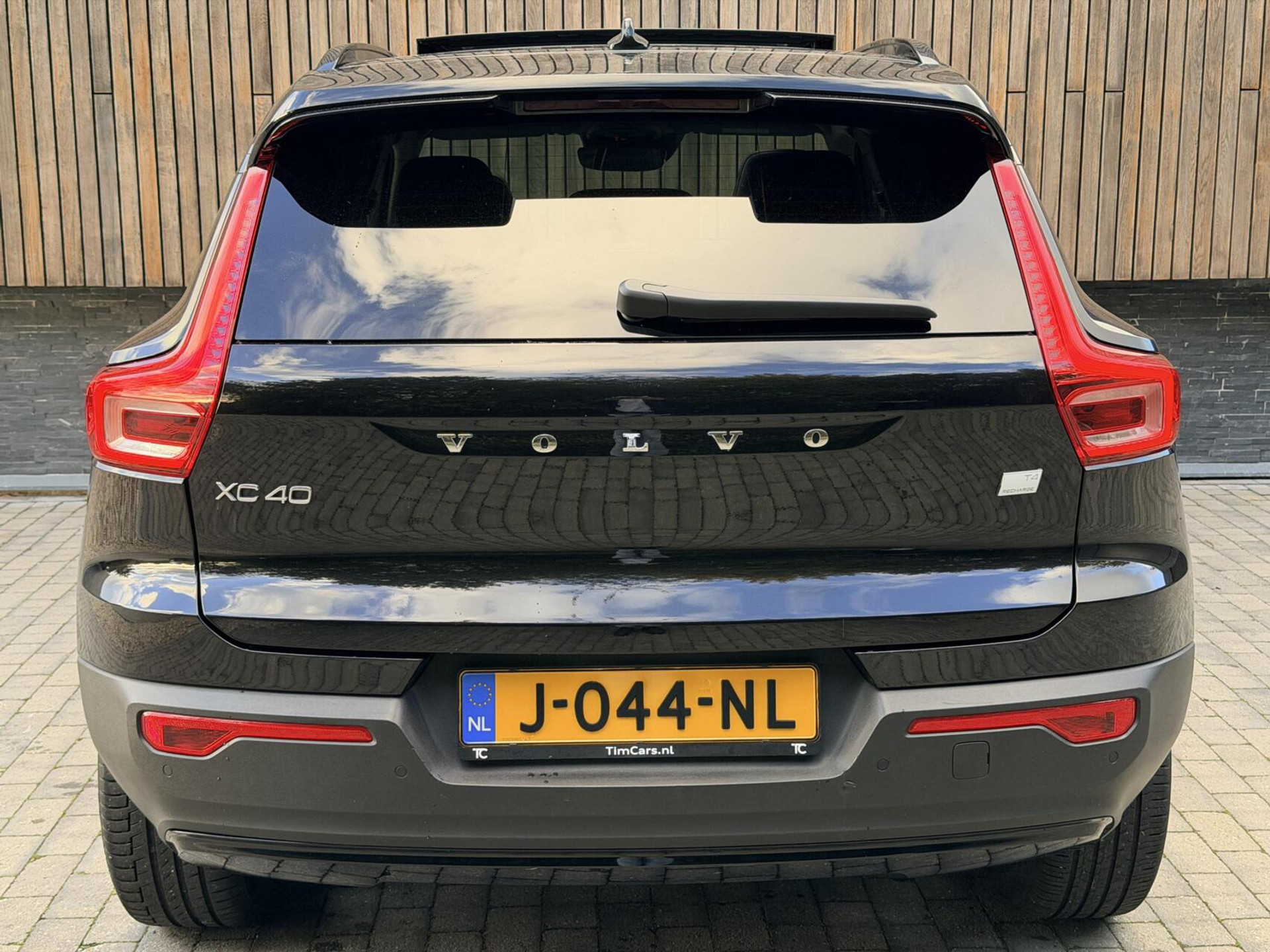 Volvo XC40 1.5 T4 Recharge R-Design Automaat | Panoramadak | LED verlichting | Sportstoelen leer | DAB | Apple CarPlay | 360 graden camera | Cruise control adaptief & Pilot Assist | harman/kardon Audio | Parkeersensoren voor en achter 48727679-66.jpg | Timcars.nl