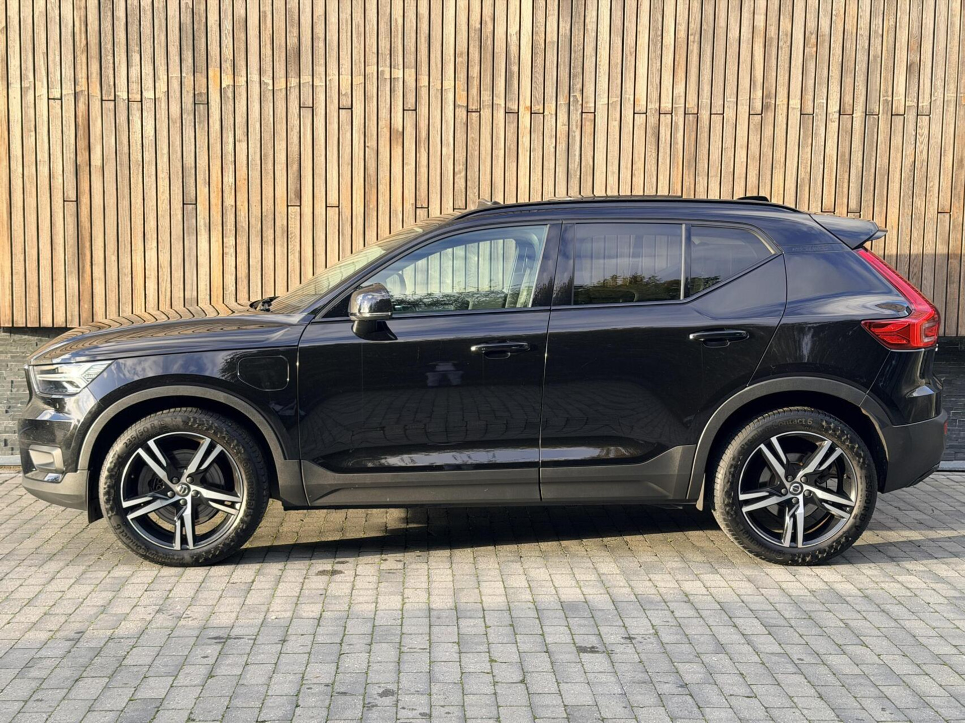 Volvo XC40 1.5 T4 Recharge R-Design Automaat | Panoramadak | LED verlichting | Sportstoelen leer | DAB | Apple CarPlay | 360 graden camera | Cruise control adaptief & Pilot Assist | harman/kardon Audio | Parkeersensoren voor en achter 48727679-67.jpg | Timcars.nl