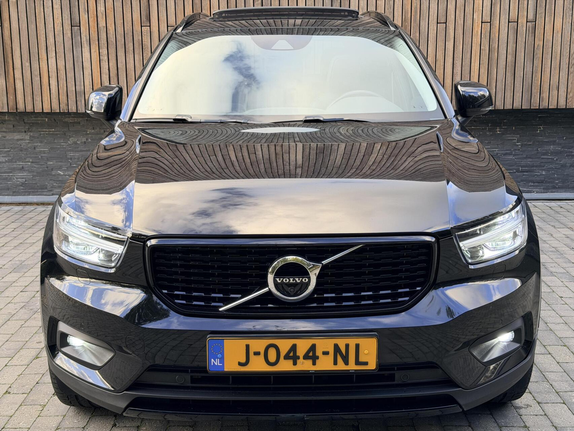 Volvo XC40 1.5 T4 Recharge R-Design Automaat | Panoramadak | LED verlichting | Sportstoelen leer | DAB | Apple CarPlay | 360 graden camera | Cruise control adaptief & Pilot Assist | harman/kardon Audio | Parkeersensoren voor en achter 48727679-68.jpg | Timcars.nl