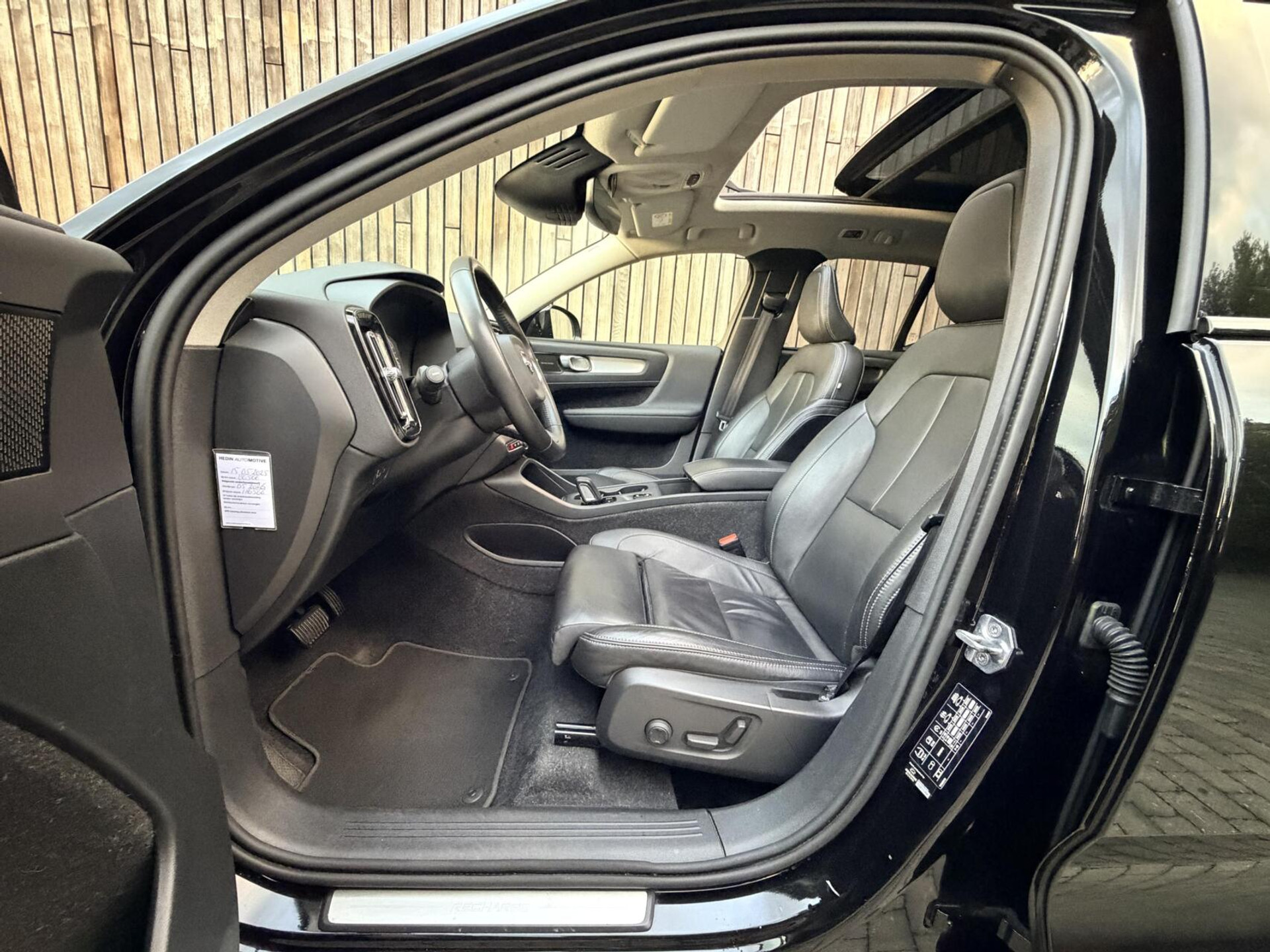 Volvo XC40 1.5 T4 Recharge R-Design Automaat | Panoramadak | LED verlichting | Sportstoelen leer | DAB | Apple CarPlay | 360 graden camera | Cruise control adaptief & Pilot Assist | harman/kardon Audio | Parkeersensoren voor en achter 48727679-7.jpg | Timcars.nl