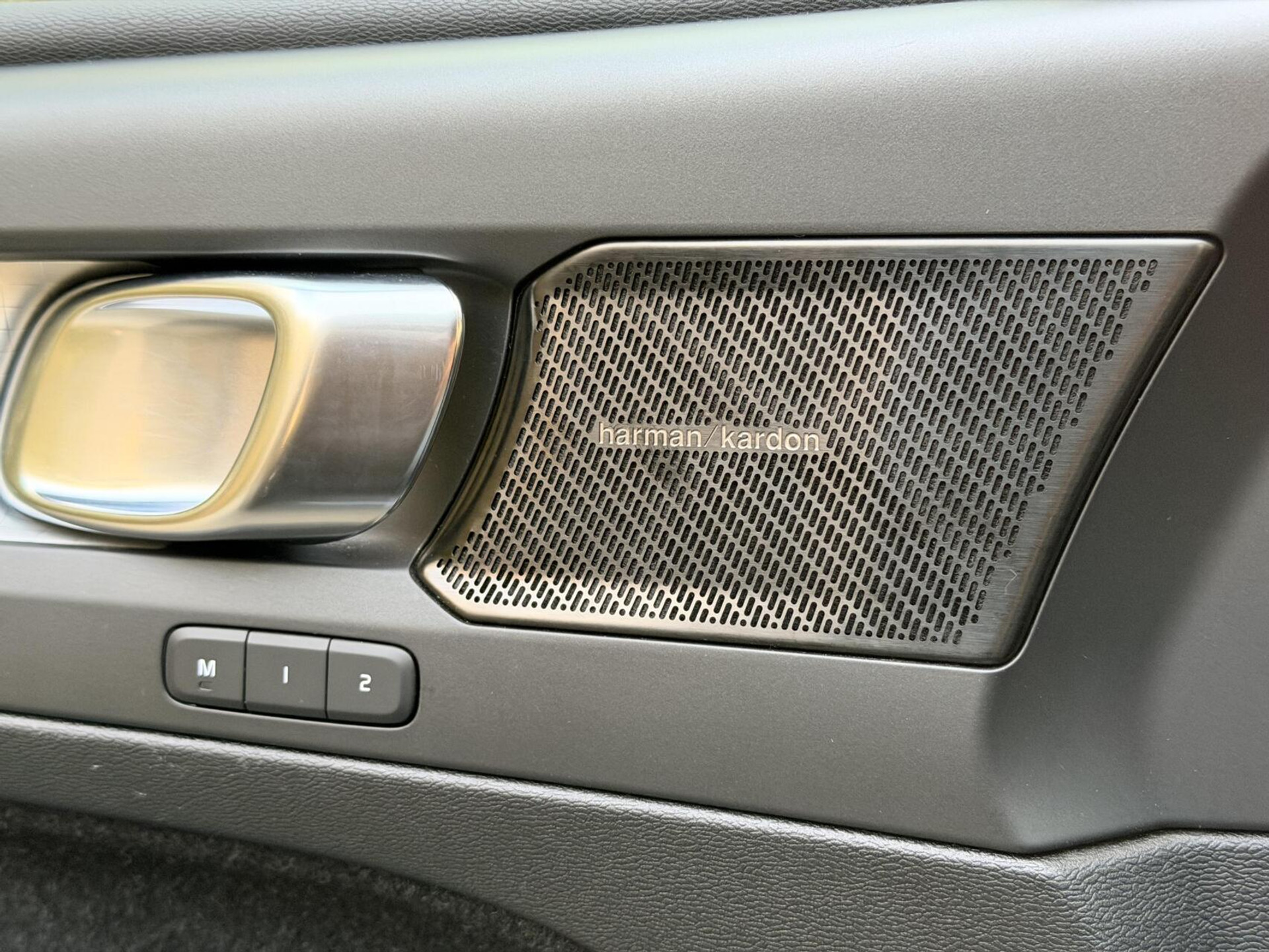 Volvo XC40 1.5 T4 Recharge R-Design Automaat | Panoramadak | LED verlichting | Sportstoelen leer | DAB | Apple CarPlay | 360 graden camera | Cruise control adaptief & Pilot Assist | harman/kardon Audio | Parkeersensoren voor en achter 48727679-9.jpg | Timcars.nl