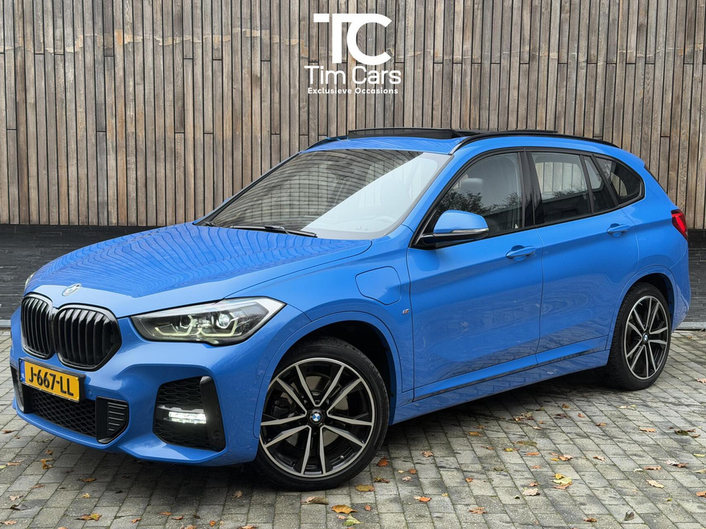 BMW X1 xDrive25e M-sport Automaat | Panoramadak | Leren bekleding | Stoelverwarming | LED verlichting | Climate & cruise control | Misano Blauw metallic | Harman/Kardon HiFi | Parkeersensoren voor en achter | Achteruitrijcamera 49544734-0.jpg | Timcars.nl