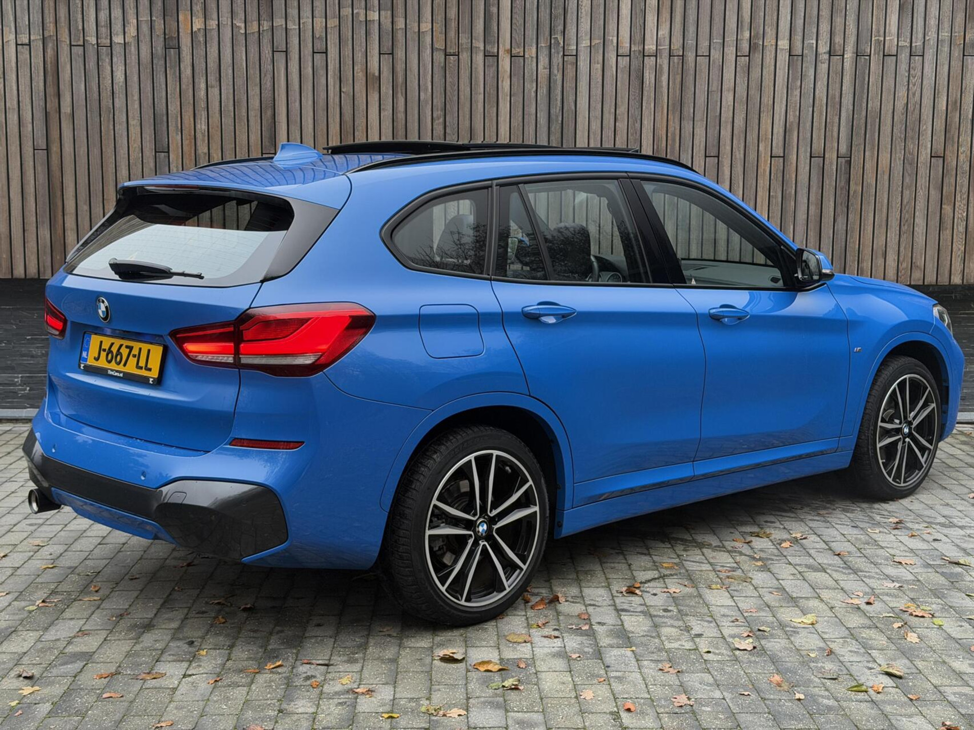 BMW X1 xDrive25e M-sport Automaat | Panoramadak | Leren bekleding | Stoelverwarming | LED verlichting | Climate & cruise control | Misano Blauw metallic | Harman/Kardon HiFi | Parkeersensoren voor en achter | Achteruitrijcamera 49544734-1.jpg | Timcars.nl