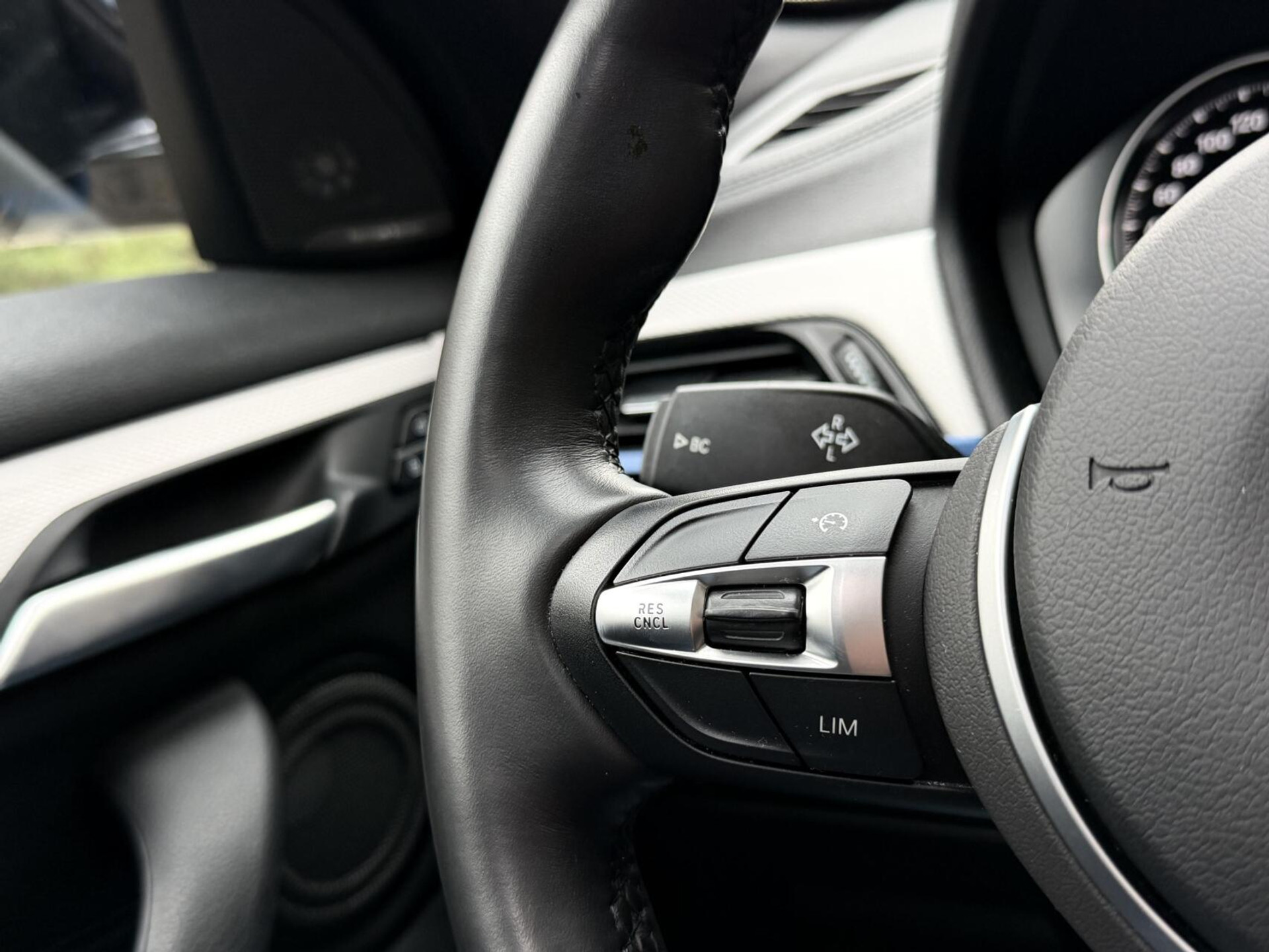 BMW X1 xDrive25e M-sport Automaat | Panoramadak | Leren bekleding | Stoelverwarming | LED verlichting | Climate & cruise control | Misano Blauw metallic | Harman/Kardon HiFi | Parkeersensoren voor en achter | Achteruitrijcamera 49544734-11.jpg | Timcars.nl