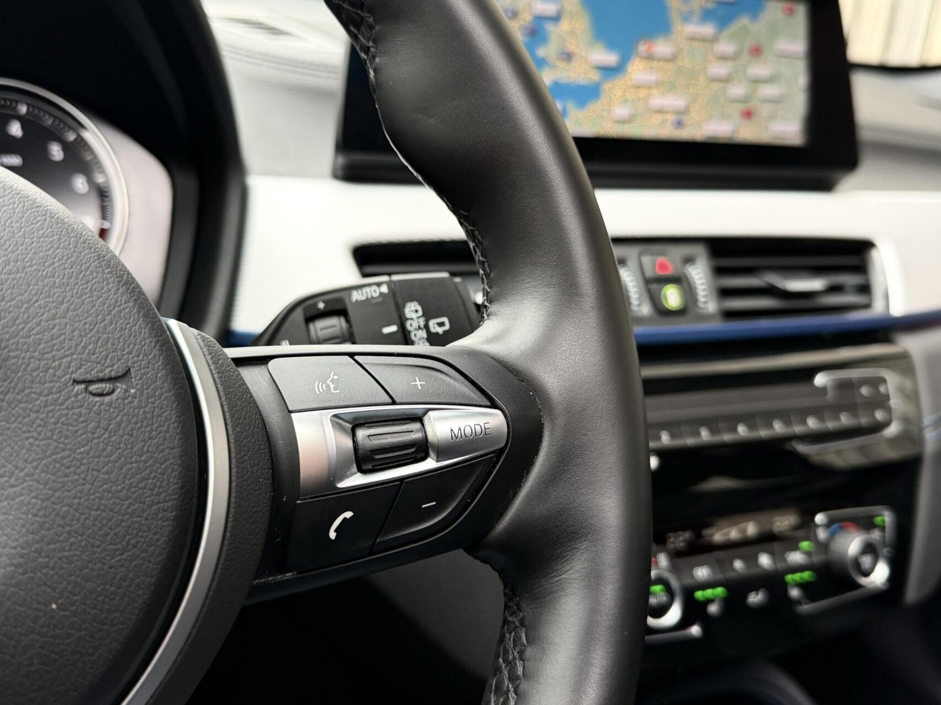 BMW X1 xDrive25e M-sport Automaat | Panoramadak | Leren bekleding | Stoelverwarming | LED verlichting | Climate & cruise control | Misano Blauw metallic | Harman/Kardon HiFi | Parkeersensoren voor en achter | Achteruitrijcamera 49544734-12.jpg | Timcars.nl