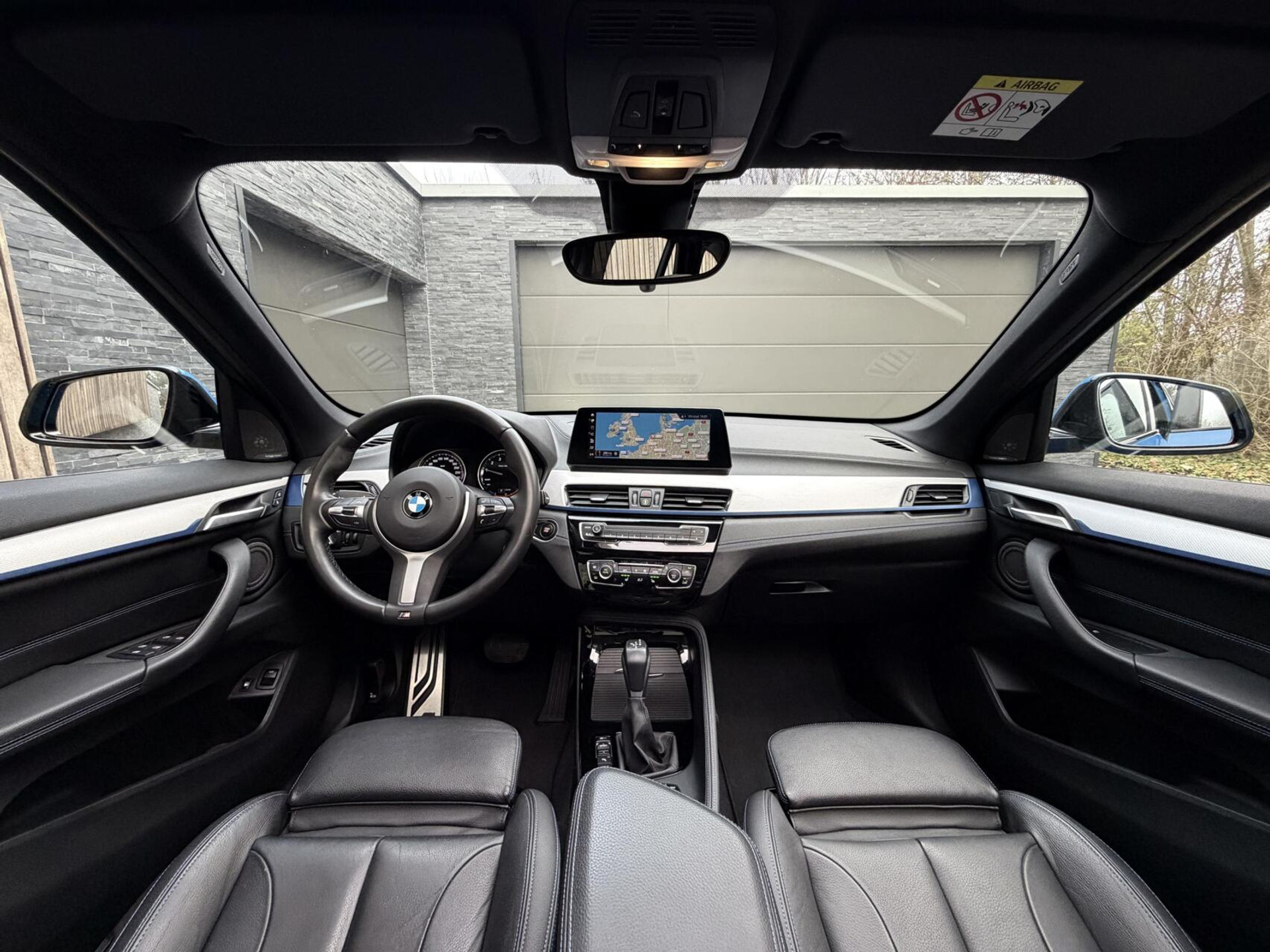 BMW X1 xDrive25e M-sport Automaat | Panoramadak | Leren bekleding | Stoelverwarming | LED verlichting | Climate & cruise control | Misano Blauw metallic | Harman/Kardon HiFi | Parkeersensoren voor en achter | Achteruitrijcamera 49544734-2.jpg | Timcars.nl