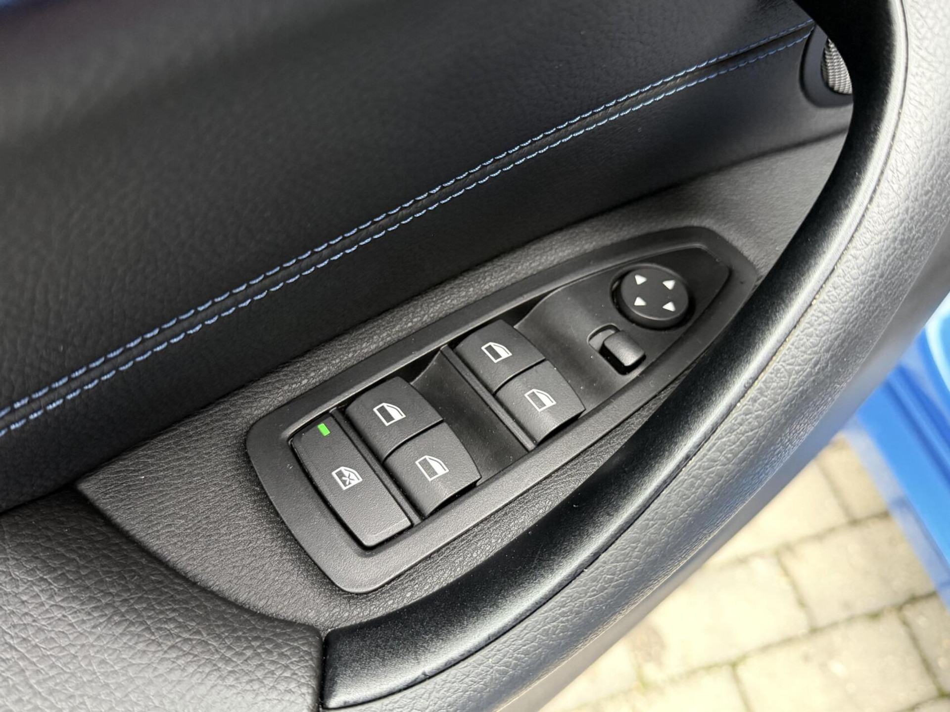 BMW X1 xDrive25e M-sport Automaat | Panoramadak | Leren bekleding | Stoelverwarming | LED verlichting | Climate & cruise control | Misano Blauw metallic | Harman/Kardon HiFi | Parkeersensoren voor en achter | Achteruitrijcamera 49544734-3.jpg | Timcars.nl