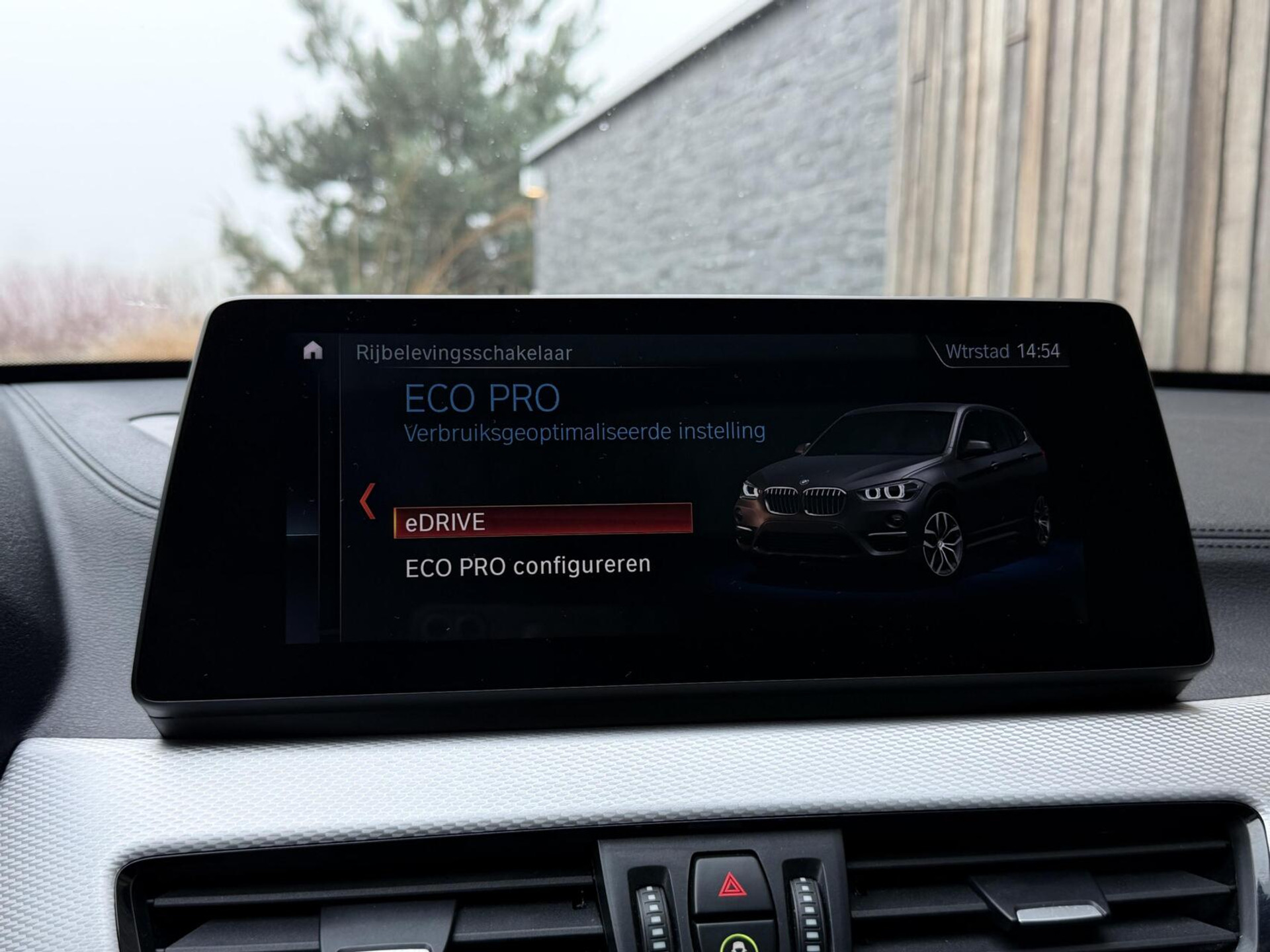 BMW X1 xDrive25e M-sport Automaat | Panoramadak | Leren bekleding | Stoelverwarming | LED verlichting | Climate & cruise control | Misano Blauw metallic | Harman/Kardon HiFi | Parkeersensoren voor en achter | Achteruitrijcamera 49544734-35.jpg | Timcars.nl