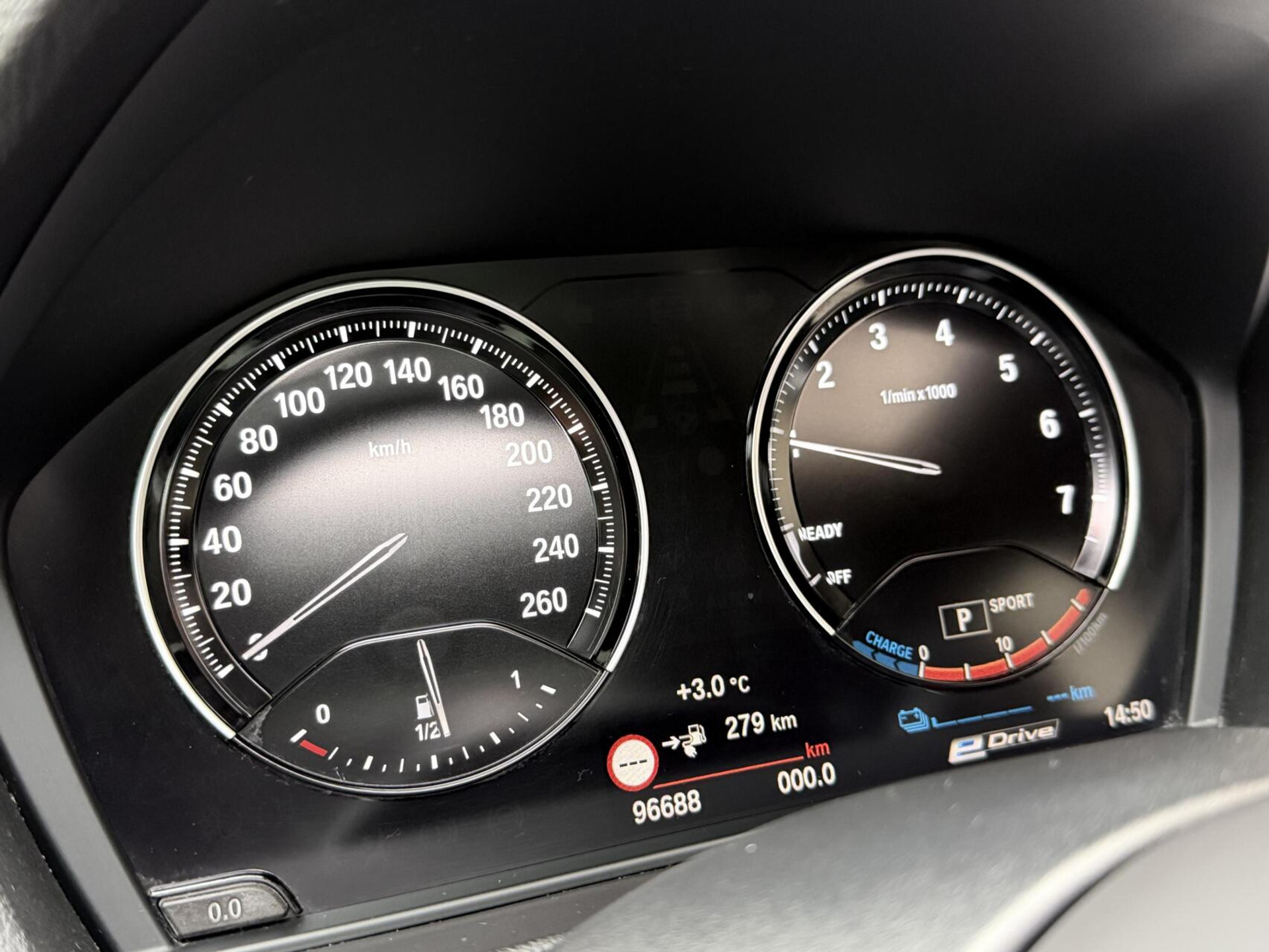 BMW X1 xDrive25e M-sport Automaat | Panoramadak | Leren bekleding | Stoelverwarming | LED verlichting | Climate & cruise control | Misano Blauw metallic | Harman/Kardon HiFi | Parkeersensoren voor en achter | Achteruitrijcamera 49544734-4.jpg | Timcars.nl