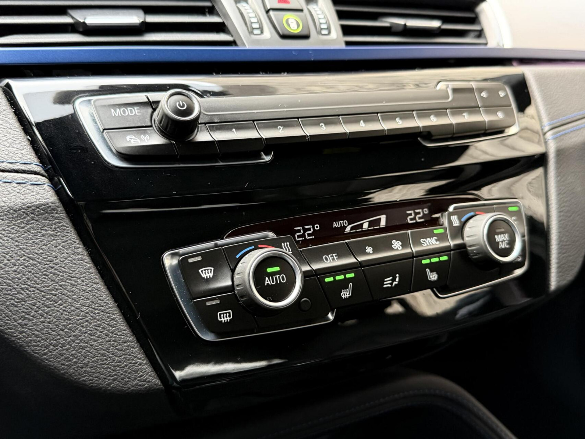 BMW X1 xDrive25e M-sport Automaat | Panoramadak | Leren bekleding | Stoelverwarming | LED verlichting | Climate & cruise control | Misano Blauw metallic | Harman/Kardon HiFi | Parkeersensoren voor en achter | Achteruitrijcamera 49544734-40.jpg | Timcars.nl