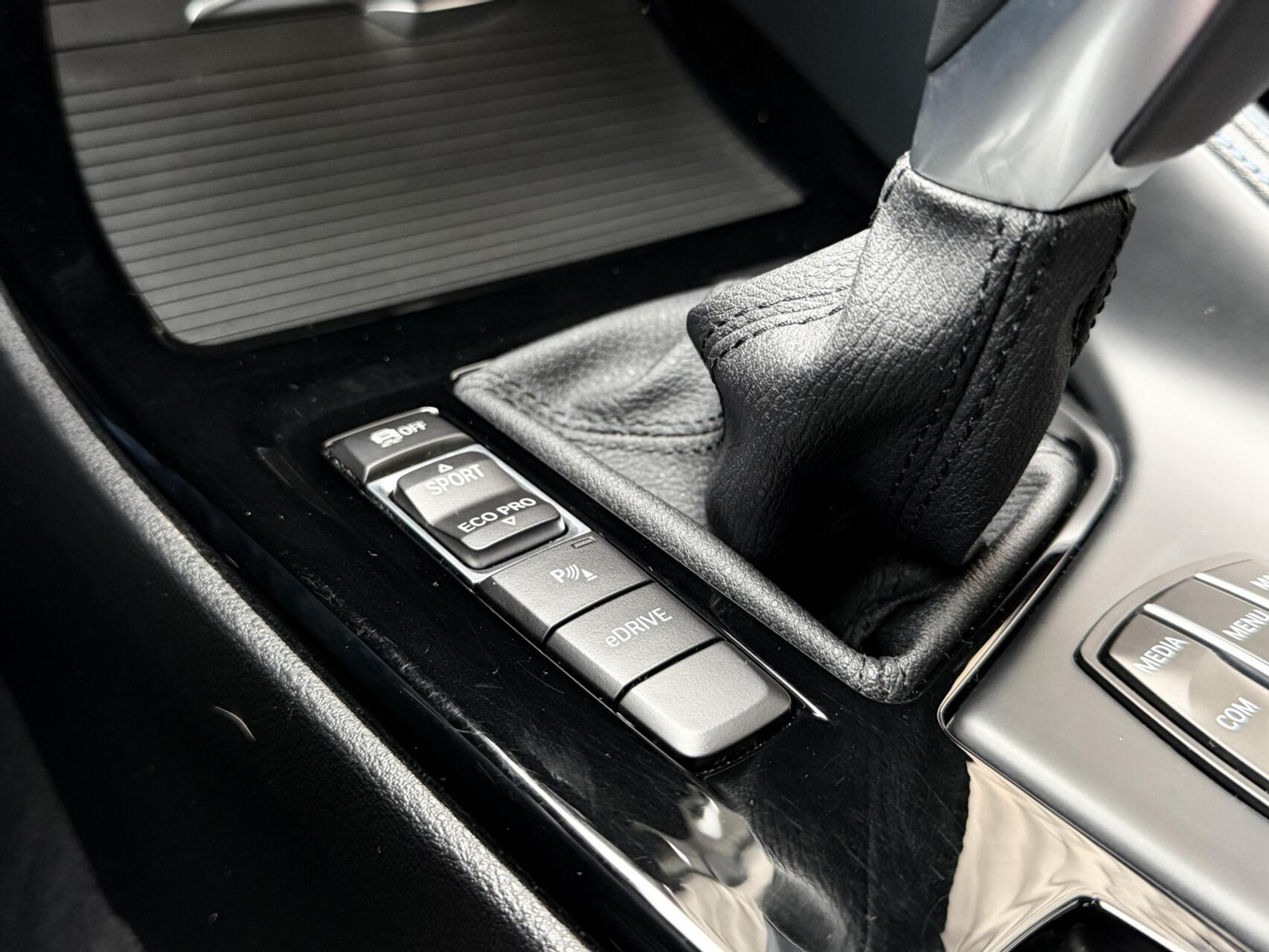 BMW X1 xDrive25e M-sport Automaat | Panoramadak | Leren bekleding | Stoelverwarming | LED verlichting | Climate & cruise control | Misano Blauw metallic | Harman/Kardon HiFi | Parkeersensoren voor en achter | Achteruitrijcamera 49544734-41.jpg | Timcars.nl