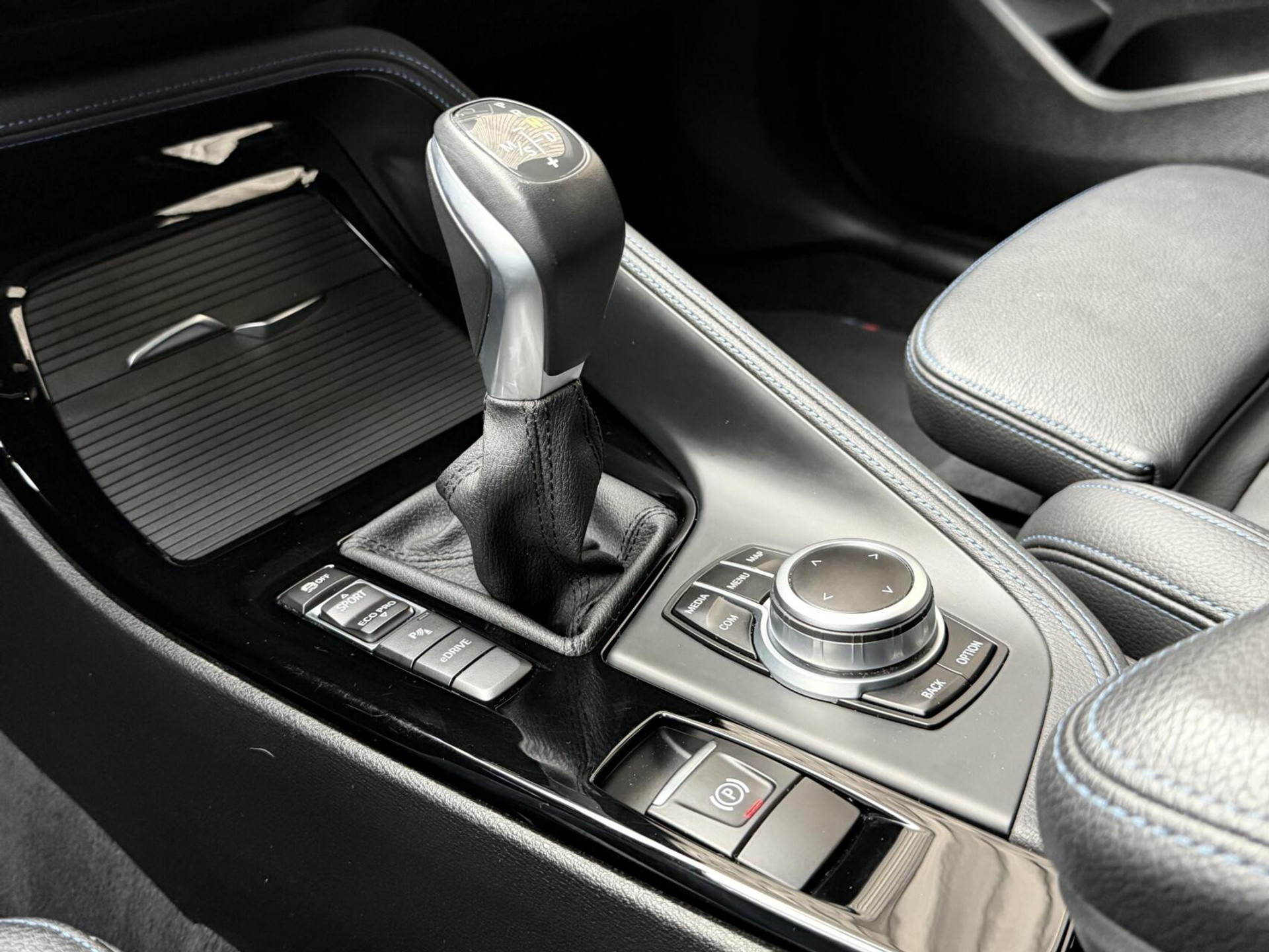 BMW X1 xDrive25e M-sport Automaat | Panoramadak | Leren bekleding | Stoelverwarming | LED verlichting | Climate & cruise control | Misano Blauw metallic | Harman/Kardon HiFi | Parkeersensoren voor en achter | Achteruitrijcamera 49544734-42.jpg | Timcars.nl