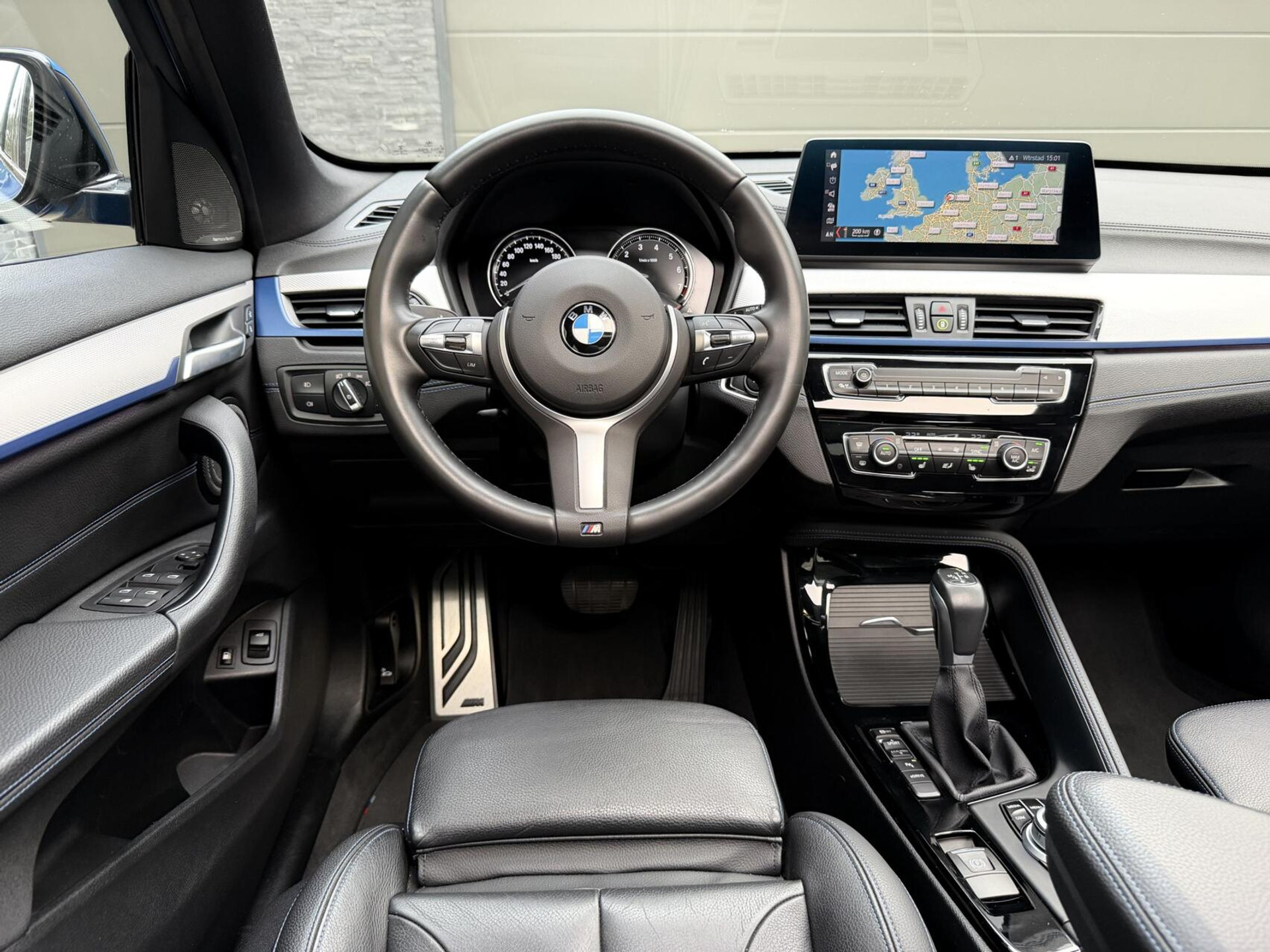 BMW X1 xDrive25e M-sport Automaat | Panoramadak | Leren bekleding | Stoelverwarming | LED verlichting | Climate & cruise control | Misano Blauw metallic | Harman/Kardon HiFi | Parkeersensoren voor en achter | Achteruitrijcamera 49544734-43.jpg | Timcars.nl