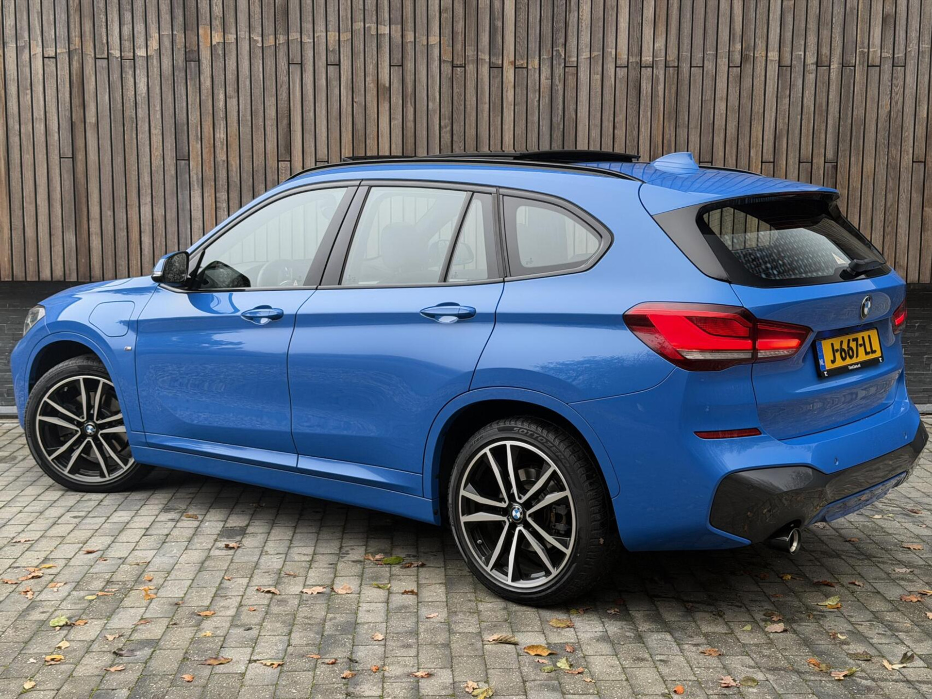 BMW X1 xDrive25e M-sport Automaat | Panoramadak | Leren bekleding | Stoelverwarming | LED verlichting | Climate & cruise control | Misano Blauw metallic | Harman/Kardon HiFi | Parkeersensoren voor en achter | Achteruitrijcamera 49544734-44.jpg | Timcars.nl