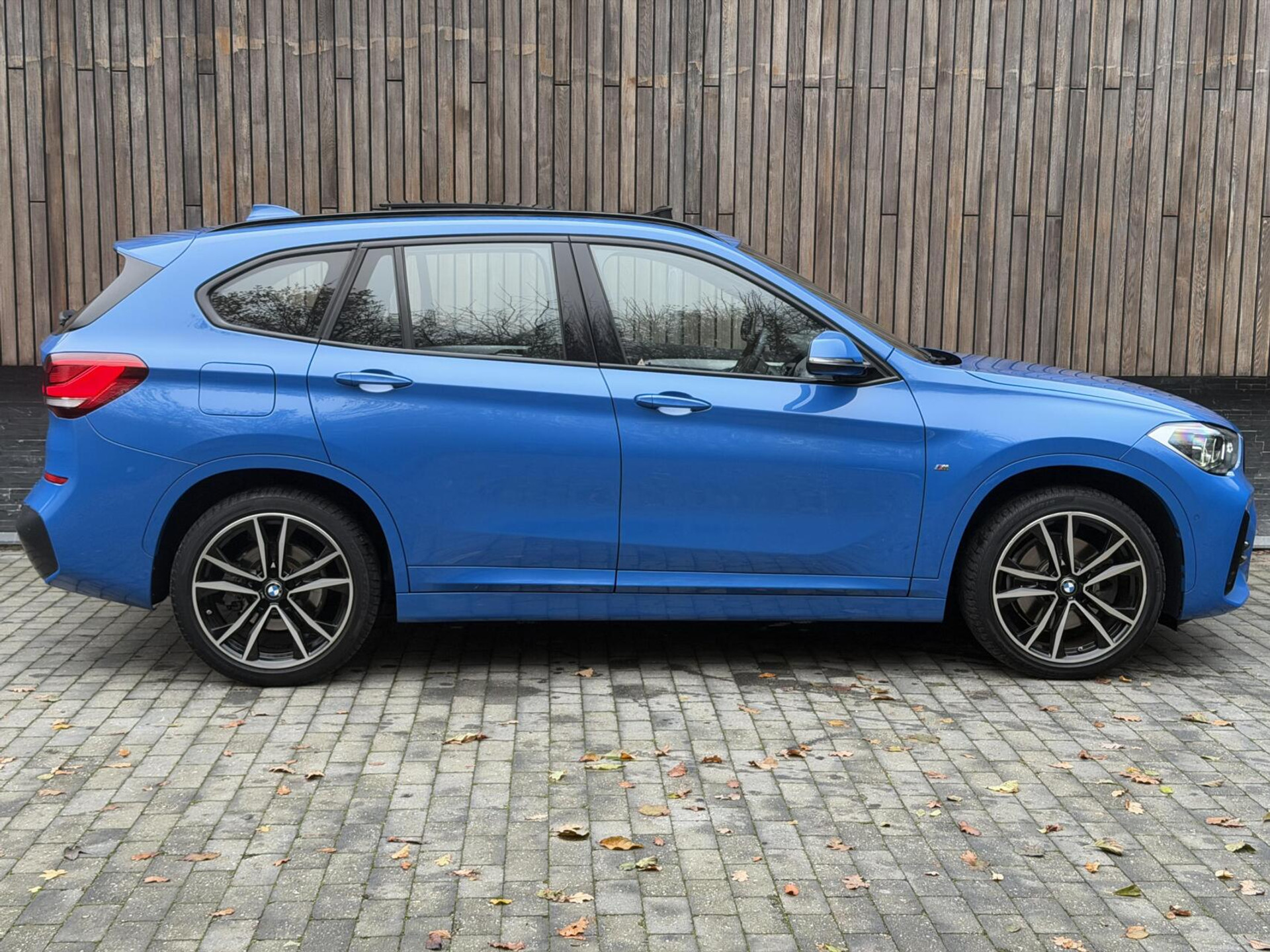 BMW X1 xDrive25e M-sport Automaat | Panoramadak | Leren bekleding | Stoelverwarming | LED verlichting | Climate & cruise control | Misano Blauw metallic | Harman/Kardon HiFi | Parkeersensoren voor en achter | Achteruitrijcamera 49544734-45.jpg | Timcars.nl
