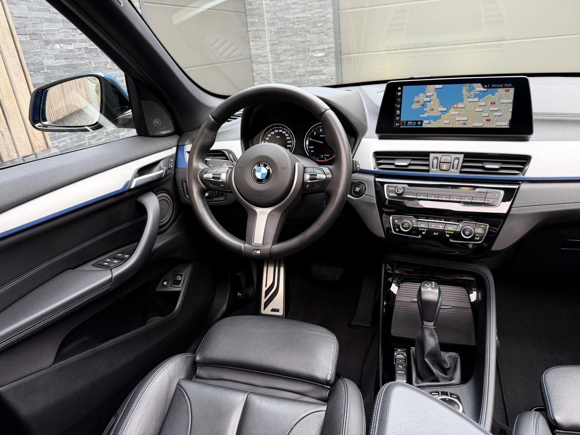 BMW X1 xDrive25e M-sport Automaat | Panoramadak | Leren bekleding | Stoelverwarming | LED verlichting | Climate & cruise control | Misano Blauw metallic | Harman/Kardon HiFi | Parkeersensoren voor en achter | Achteruitrijcamera 49544734-6.jpg | Timcars.nl
