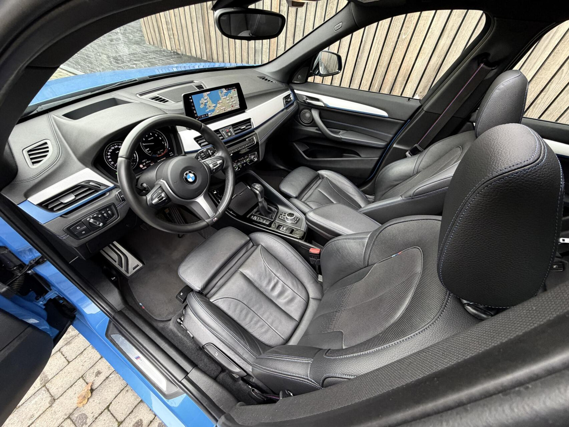 BMW X1 xDrive25e M-sport Automaat | Panoramadak | Leren bekleding | Stoelverwarming | LED verlichting | Climate & cruise control | Misano Blauw metallic | Harman/Kardon HiFi | Parkeersensoren voor en achter | Achteruitrijcamera 49544734-7.jpg | Timcars.nl