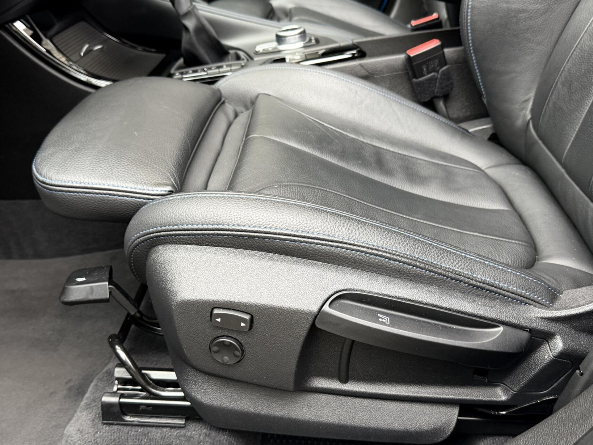 BMW X1 xDrive25e M-sport Automaat | Panoramadak | Leren bekleding | Stoelverwarming | LED verlichting | Climate & cruise control | Misano Blauw metallic | Harman/Kardon HiFi | Parkeersensoren voor en achter | Achteruitrijcamera 49544734-9.jpg | Timcars.nl